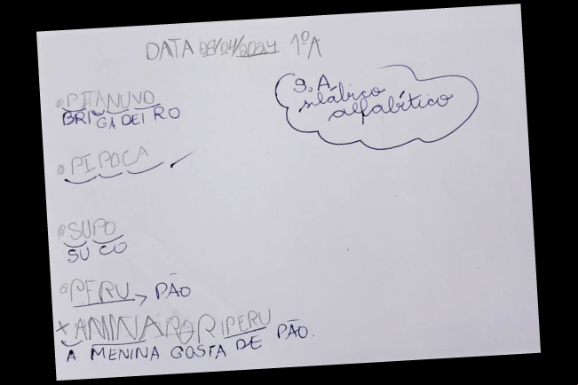 Foto da primeira lição de alfabetização feita pela Renata