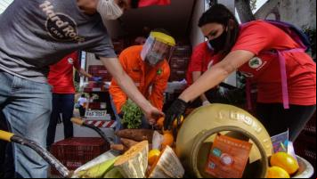 MST e Petroleiros doam 15 toneladas de alimentos e 520 botijões de gás em Curitiba