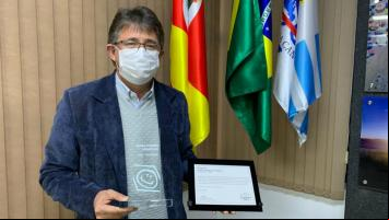 Prefeito de Capão da Canoa recebe prêmio do Programa Prefeito Amigo da Criança