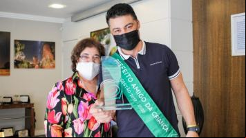 Prefeito Marcelo recebe faixa e placa de ‘Amigo da Criança’