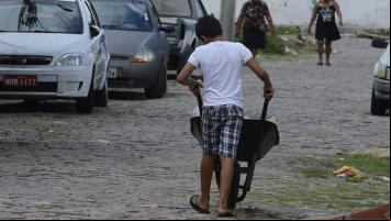 Trabalho infantil cresce na pandemia e se torna realidade para mais 317 mil adolescentes no Brasil