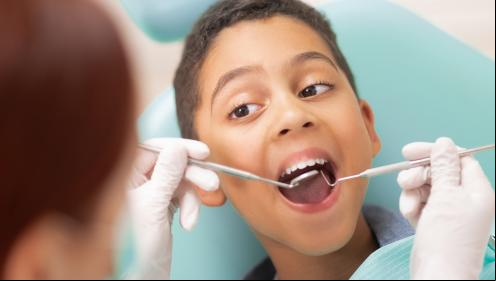 Com o apoio de voluntária, Igor, de 11 anos, recupera os dentes da frente