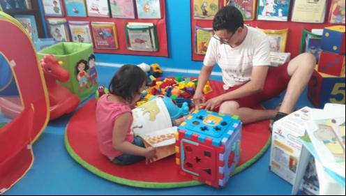Fundação Abrinq entrega kit de livros e brinquedos para creche em Pacaraima (RR)
