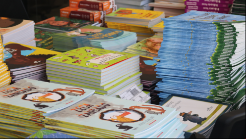Livros doados pela Fundação Abrinq para crianças e adolescentes no Dia Mundial do Livro