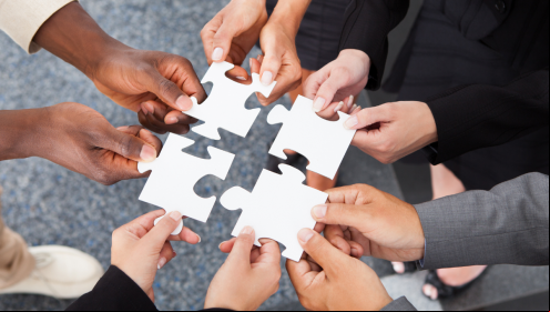 Representantes de empresas montando juntos um quebra-cabeças