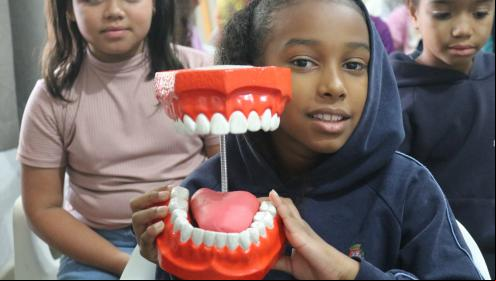 Crianças e adolescentes aprendem a cuidar do sorriso com atividade preventiva de saúde bucal em São Paulo