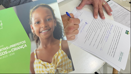 Prefeito assinando o termo de adesão do Programa Prefeitas e Prefeitos Amigos da Criança