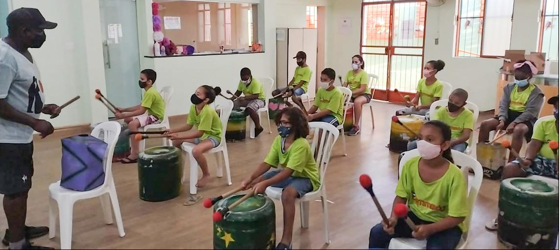 Famílias são beneficiadas com alimentos e kits de higiene em Vespasiano - MG