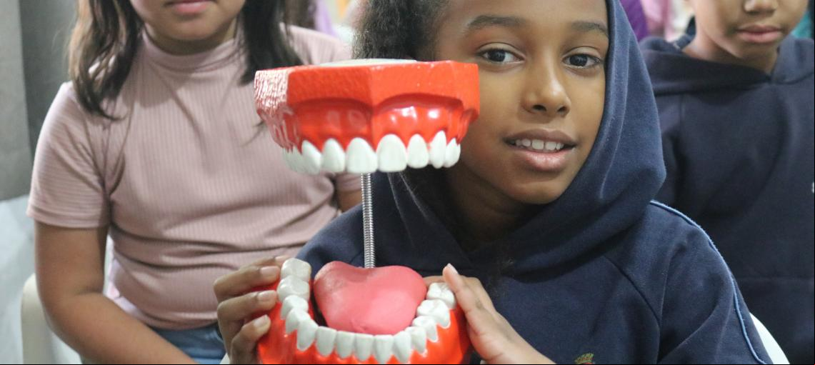 Crianças e adolescentes aprendem a cuidar do sorriso com atividade preventiva de saúde bucal em São Paulo